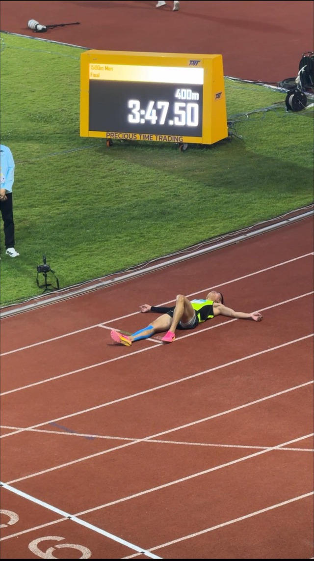 Thương lắm hình ảnh VĐV Việt Nam tập tễnh lê từng bước về đích, rồi nằm vật trên sân ở chung kết SEA Games 33- Ảnh 2. Thương lắm hình ảnh VĐV Việt Nam tập tễnh lê từng bước về đích, rồi nằm vật trên sân ở chung kết SEA Games 33- Ảnh 2.