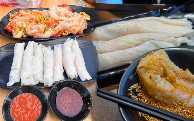 Cuộc so găng thú vị: Bánh cuốn Việt Nam và bánh cuốn Tử Trường, bên thanh tao nước mắm, bên đậm đà sốt cay- Ảnh 1. Cuộc so găng thú vị: Bánh cuốn Việt Nam và bánh cuốn Tử Trường, bên thanh tao nước mắm, bên đậm đà sốt cay- Ảnh 1.