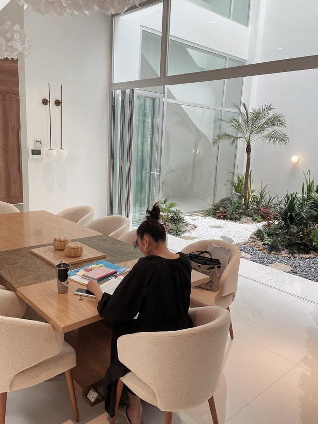 Mỹ nhân Vbiz 40 tuổi mới lấy chồng, không phải làm dâu, sống như bà hoàng trong bạch dinh 1000m²- Ảnh 10. Mỹ nhân Vbiz 40 tuổi mới lấy chồng, không phải làm dâu, sống như bà hoàng trong bạch dinh 1000m²- Ảnh 10.