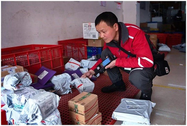 Giám đốc có 5 căn nhà, lương tháng 100 triệu xin "nghỉ hưu non" đi làm shipper- Ảnh 1. Giám đốc có 5 căn nhà, lương tháng 100 triệu xin "nghỉ hưu non" đi làm shipper- Ảnh 1.