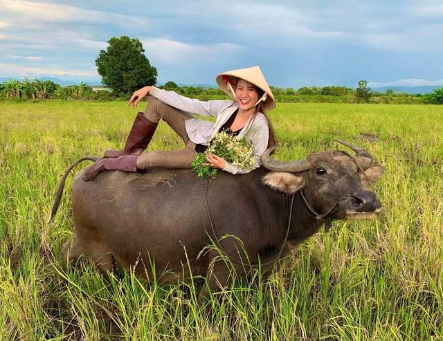 "Mỹ nhân 10 năm chăn trâu" lấy chồng giàu gia thế khủng, bước vào cửa hào môn ở biệt thự hoành tráng- Ảnh 1. "Mỹ nhân 10 năm chăn trâu" lấy chồng giàu gia thế khủng, bước vào cửa hào môn ở biệt thự hoành tráng- Ảnh 1.