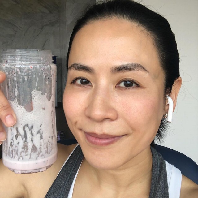 "Nữ hoàng con tin" Tuyên Huyên 55 tuổi vẫn trẻ đẹp như 24 năm trước: 1 loại nước uống mỗi sáng là bí quyết- Ảnh 3. "Nữ hoàng con tin" Tuyên Huyên 55 tuổi vẫn trẻ đẹp như 24 năm trước: 1 loại nước uống mỗi sáng là bí quyết- Ảnh 3.