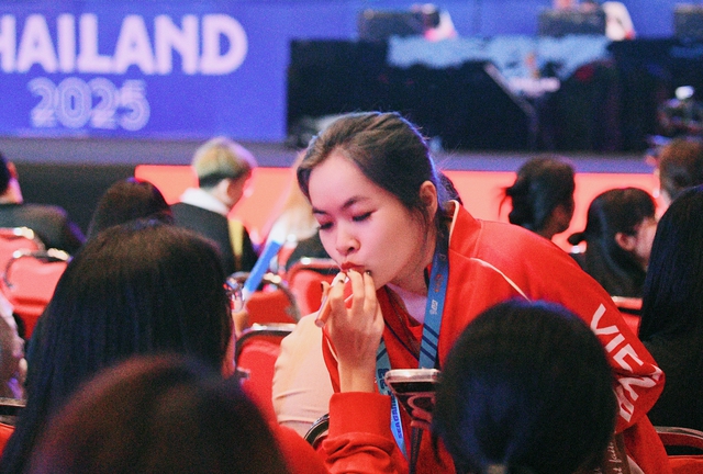 Không có trên tivi: Hotgirl 19 năm chơi Audition nay giành 2 HCV cho Việt Nam, tranh thủ tô son khi phỏng vấn cực yêu!- Ảnh 4. Không có trên tivi: Hotgirl 19 năm chơi Audition nay giành 2 HCV cho Việt Nam, tranh thủ tô son khi phỏng vấn cực yêu!- Ảnh 4.