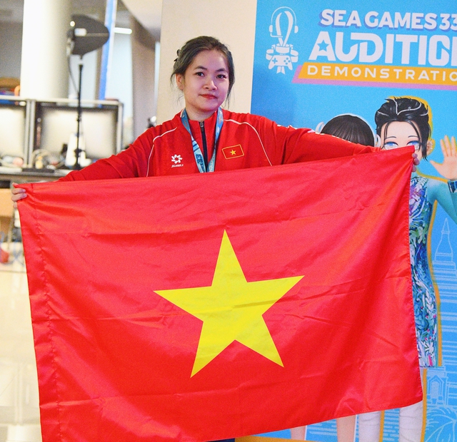 Không có trên tivi: Hotgirl 19 năm chơi Audition nay giành 2 HCV cho Việt Nam, tranh thủ tô son khi phỏng vấn cực yêu!- Ảnh 1. Không có trên tivi: Hotgirl 19 năm chơi Audition nay giành 2 HCV cho Việt Nam, tranh thủ tô son khi phỏng vấn cực yêu!- Ảnh 1.