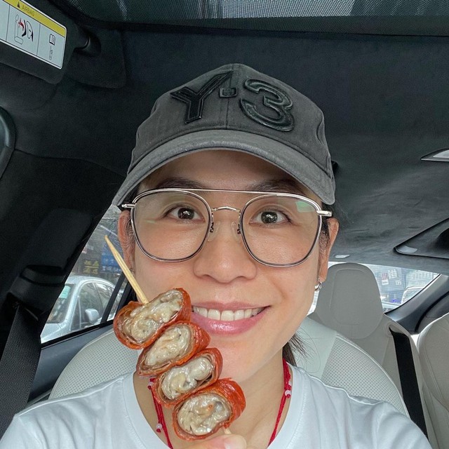 "Nữ hoàng con tin" Tuyên Huyên 55 tuổi vẫn trẻ đẹp như 24 năm trước: 1 loại nước uống mỗi sáng là bí quyết- Ảnh 5. "Nữ hoàng con tin" Tuyên Huyên 55 tuổi vẫn trẻ đẹp như 24 năm trước: 1 loại nước uống mỗi sáng là bí quyết- Ảnh 5.