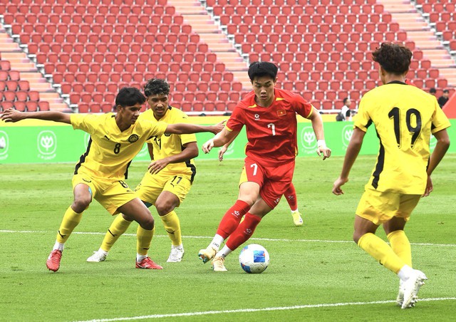 Cách hot boy đội phó U22 Việt Nam - Đình Bắc làm khổ Malaysia, xuất sắc thế nào mà HLV Kim Sang-sik khen hết lời- Ảnh 2.