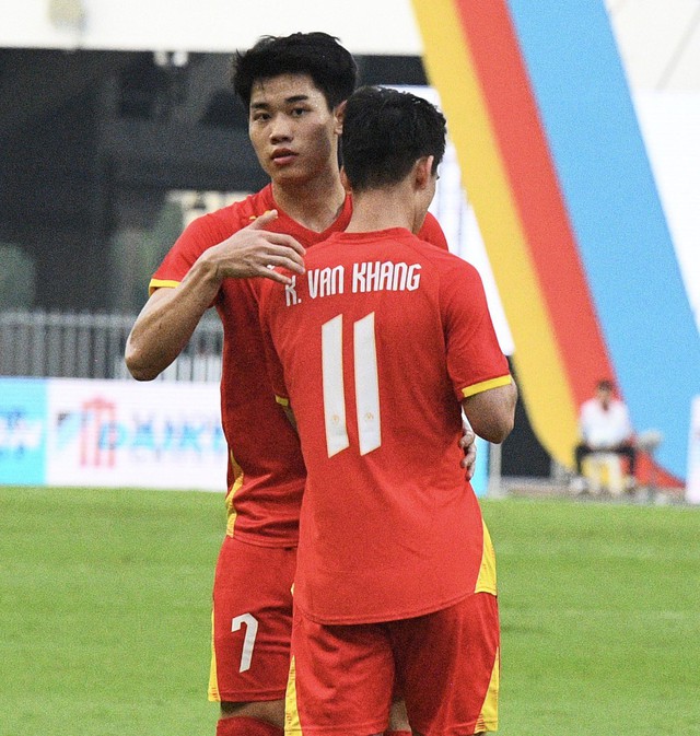 Cách hot boy đội phó U22 Việt Nam - Đình Bắc làm khổ Malaysia, xuất sắc thế nào mà HLV Kim Sang-sik khen hết lời- Ảnh 11.