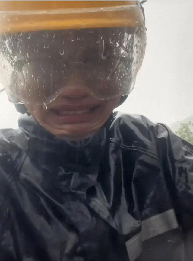 Đang đi giao hàng vui vẻ, shipper bật khóc khi cả 3 đơn đều gặp kiếp nạn với khách đặt đồ ăn- Ảnh 4. Đang đi giao hàng vui vẻ, shipper bật khóc khi cả 3 đơn đều gặp kiếp nạn với khách đặt đồ ăn- Ảnh 4.