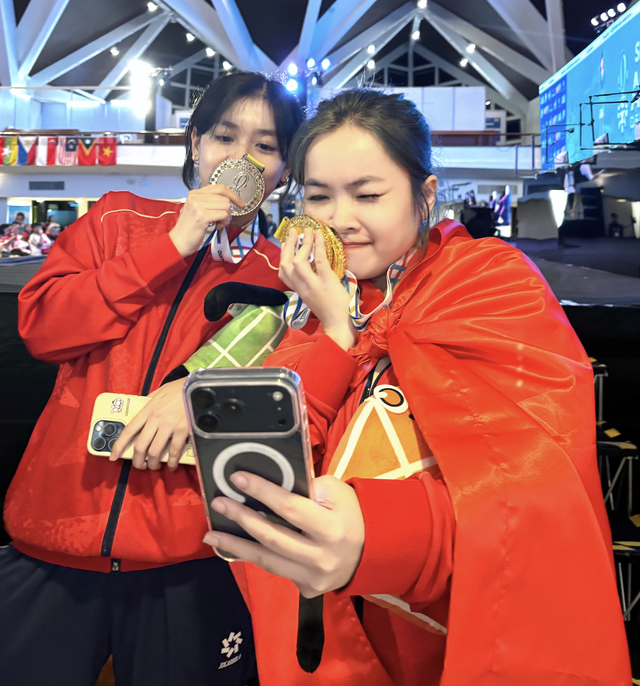 Không có trên tivi: Hotgirl 19 năm chơi Audition nay giành 2 HCV cho Việt Nam, tranh thủ tô son khi phỏng vấn cực yêu!- Ảnh 24. Không có trên tivi: Hotgirl 19 năm chơi Audition nay giành 2 HCV cho Việt Nam, tranh thủ tô son khi phỏng vấn cực yêu!- Ảnh 24.