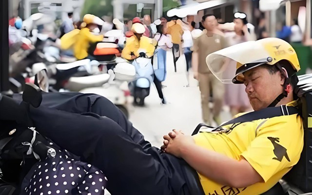 Hơn 40 tuổi đi làm shipper, người đàn ông tiết lộ: 1 tiếng có thể kiếm 1 triệu!- Ảnh 2. Hơn 40 tuổi đi làm shipper, người đàn ông tiết lộ: 1 tiếng có thể kiếm 1 triệu!- Ảnh 2.