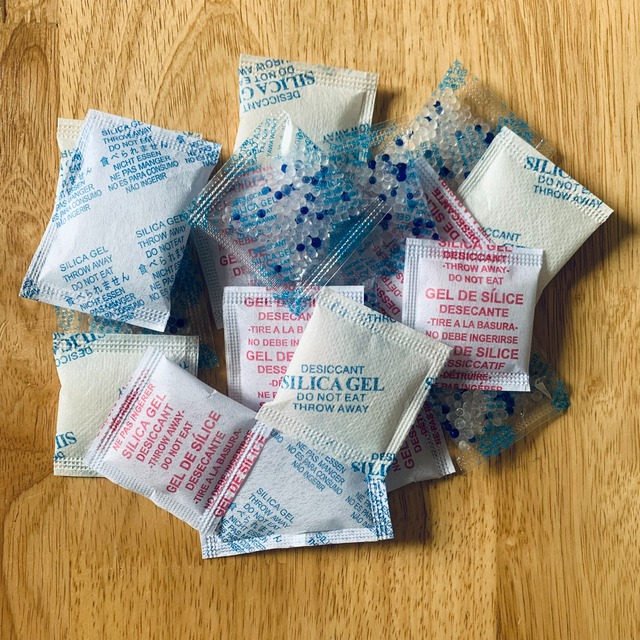 5 sự thật về gói hút ẩm, tôi mất 40 năm cuộc đời để biết- Ảnh 1. 5 sự thật về gói hút ẩm, tôi mất 40 năm cuộc đời để biết- Ảnh 1.