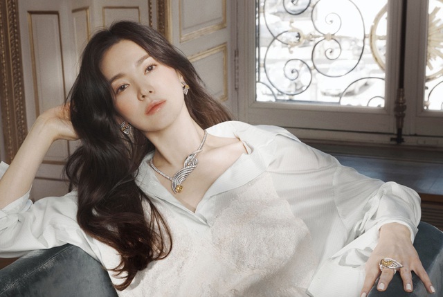 Song Hye Kyo cũng có ngày bị gắn mác "thảm họa thời trang” - Ảnh 1. Song Hye Kyo cũng có ngày bị gắn mác "thảm họa thời trang” - Ảnh 1.