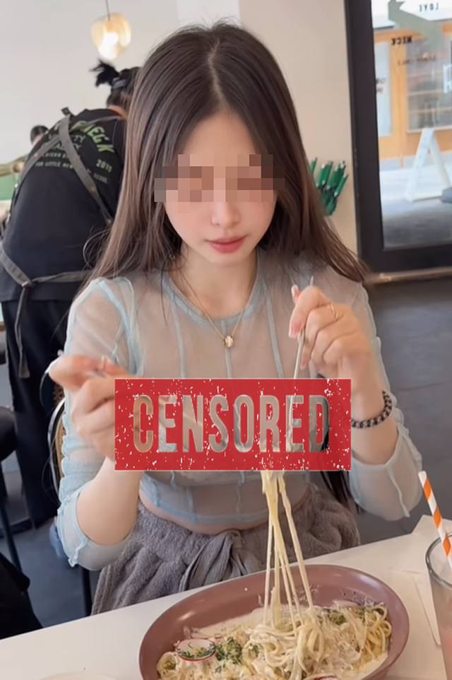 Ăn mặc phản cảm đi ăn, hot girl khiến người xem không khỏi ngán ngẩm- Ảnh 1. Ăn mặc phản cảm đi ăn, hot girl khiến người xem không khỏi ngán ngẩm- Ảnh 1.