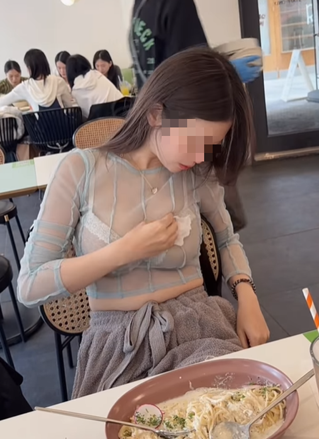 Ăn mặc phản cảm đi ăn, hot girl khiến người xem không khỏi ngán ngẩm- Ảnh 2. Ăn mặc phản cảm đi ăn, hot girl khiến người xem không khỏi ngán ngẩm- Ảnh 2.