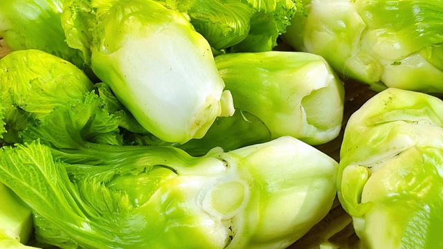 Loại rau "vua giải nhiệt" mùa đông: Mua về phơi khô, Tết lôi ra xào tóp mỡ thì thịt cá cũng "ra rìa"- Ảnh 1. Loại rau "vua giải nhiệt" mùa đông: Mua về phơi khô, Tết lôi ra xào tóp mỡ thì thịt cá cũng "ra rìa"- Ảnh 1.