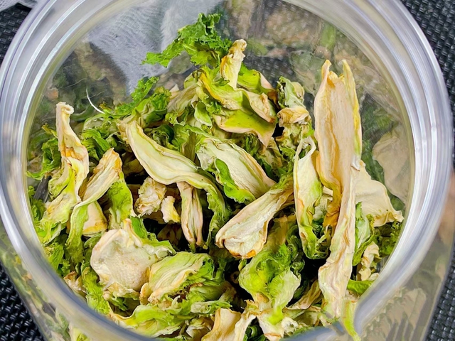 Loại rau "vua giải nhiệt" mùa đông: Mua về phơi khô, Tết lôi ra xào tóp mỡ thì thịt cá cũng "ra rìa"- Ảnh 6. Loại rau "vua giải nhiệt" mùa đông: Mua về phơi khô, Tết lôi ra xào tóp mỡ thì thịt cá cũng "ra rìa"- Ảnh 6.