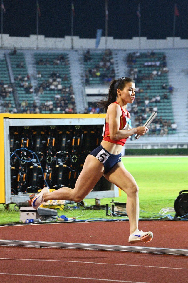 Đáng yêu nhất SEA Games: VĐV Việt Nam chạy tiếp sức như máy giành HCV, phá kỉ lục, nhưng ngại ngùng khi chồng hôn má- Ảnh 17. Đáng yêu nhất SEA Games: VĐV Việt Nam chạy tiếp sức như máy giành HCV, phá kỉ lục, nhưng ngại ngùng khi chồng hôn má- Ảnh 17.