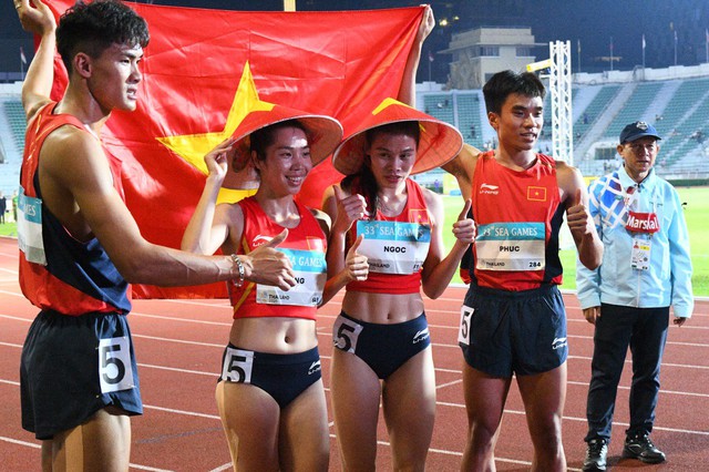 Đáng yêu nhất SEA Games: VĐV Việt Nam chạy tiếp sức như máy giành HCV, phá kỉ lục, nhưng ngại ngùng khi chồng hôn má- Ảnh 8. Đáng yêu nhất SEA Games: VĐV Việt Nam chạy tiếp sức như máy giành HCV, phá kỉ lục, nhưng ngại ngùng khi chồng hôn má- Ảnh 8.
