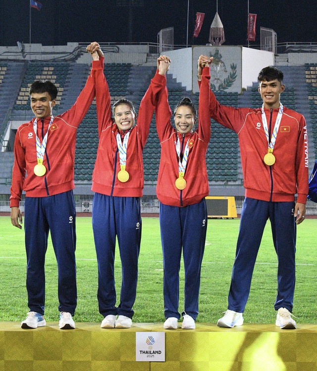 Đáng yêu nhất SEA Games: VĐV Việt Nam chạy tiếp sức như máy giành HCV, phá kỉ lục, nhưng ngại ngùng khi chồng hôn má- Ảnh 10. Đáng yêu nhất SEA Games: VĐV Việt Nam chạy tiếp sức như máy giành HCV, phá kỉ lục, nhưng ngại ngùng khi chồng hôn má- Ảnh 10.