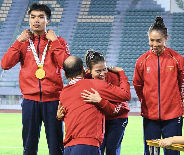 Đáng yêu nhất SEA Games: VĐV Việt Nam chạy tiếp sức như máy giành HCV, phá kỉ lục, nhưng ngại ngùng khi chồng hôn má- Ảnh 11. Đáng yêu nhất SEA Games: VĐV Việt Nam chạy tiếp sức như máy giành HCV, phá kỉ lục, nhưng ngại ngùng khi chồng hôn má- Ảnh 11.