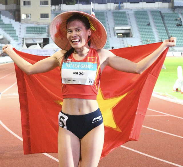 Đáng yêu nhất SEA Games: VĐV Việt Nam chạy tiếp sức như máy giành HCV, phá kỉ lục, nhưng ngại ngùng khi chồng hôn má- Ảnh 13. Đáng yêu nhất SEA Games: VĐV Việt Nam chạy tiếp sức như máy giành HCV, phá kỉ lục, nhưng ngại ngùng khi chồng hôn má- Ảnh 13.