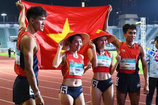 Đáng yêu nhất SEA Games: VĐV Việt Nam chạy tiếp sức như máy giành HCV, phá kỉ lục, nhưng ngại ngùng khi chồng hôn má- Ảnh 19. Đáng yêu nhất SEA Games: VĐV Việt Nam chạy tiếp sức như máy giành HCV, phá kỉ lục, nhưng ngại ngùng khi chồng hôn má- Ảnh 19.