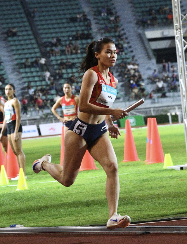 Đáng yêu nhất SEA Games: VĐV Việt Nam chạy tiếp sức như máy giành HCV, phá kỉ lục, nhưng ngại ngùng khi chồng hôn má- Ảnh 15. Đáng yêu nhất SEA Games: VĐV Việt Nam chạy tiếp sức như máy giành HCV, phá kỉ lục, nhưng ngại ngùng khi chồng hôn má- Ảnh 15.