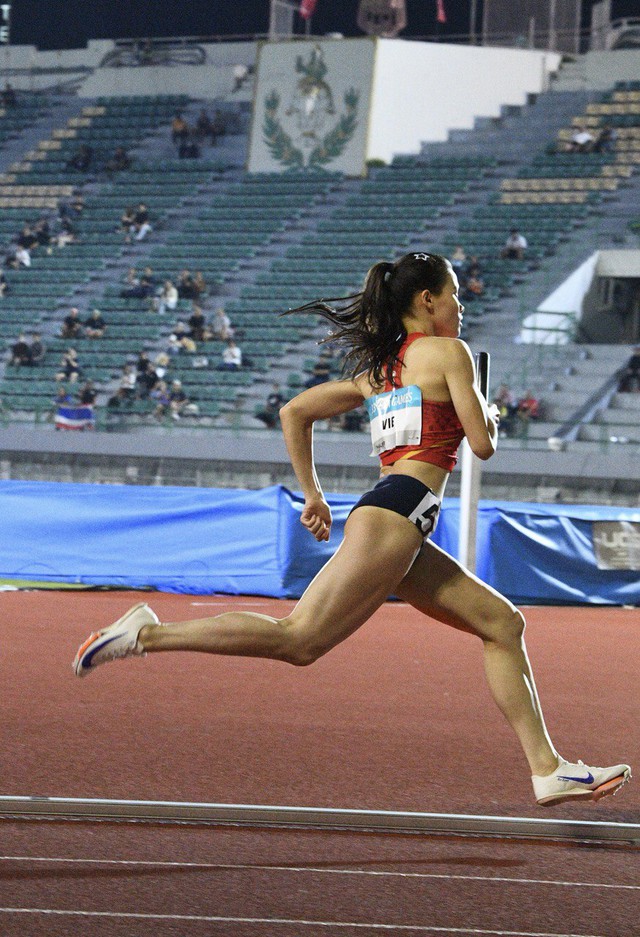Đáng yêu nhất SEA Games: VĐV Việt Nam chạy tiếp sức như máy giành HCV, phá kỉ lục, nhưng ngại ngùng khi chồng hôn má- Ảnh 16. Đáng yêu nhất SEA Games: VĐV Việt Nam chạy tiếp sức như máy giành HCV, phá kỉ lục, nhưng ngại ngùng khi chồng hôn má- Ảnh 16.