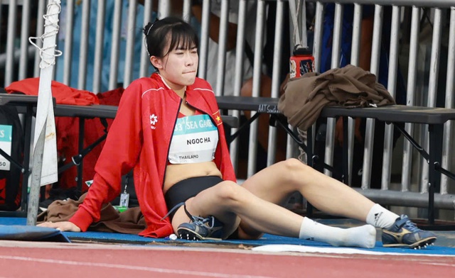 Cực xót khoảnh khắc VĐV Việt Nam chấn thương đau đớn vẫn cố giành HCĐ SEA Games, bật khóc vì nhớ con- Ảnh 11. Cực xót khoảnh khắc VĐV Việt Nam chấn thương đau đớn vẫn cố giành HCĐ SEA Games, bật khóc vì nhớ con- Ảnh 11.