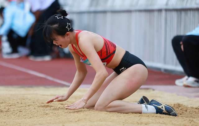 Cực xót khoảnh khắc VĐV Việt Nam chấn thương đau đớn vẫn cố giành HCĐ SEA Games, bật khóc vì nhớ con- Ảnh 7. Cực xót khoảnh khắc VĐV Việt Nam chấn thương đau đớn vẫn cố giành HCĐ SEA Games, bật khóc vì nhớ con- Ảnh 7.