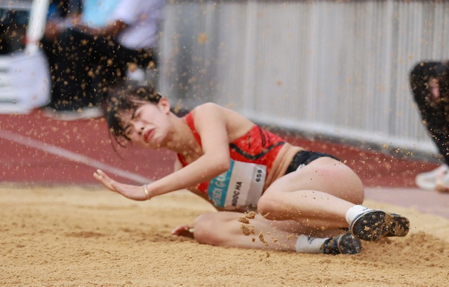 Cực xót khoảnh khắc VĐV Việt Nam chấn thương đau đớn vẫn cố giành HCĐ SEA Games, bật khóc vì nhớ con- Ảnh 3. Cực xót khoảnh khắc VĐV Việt Nam chấn thương đau đớn vẫn cố giành HCĐ SEA Games, bật khóc vì nhớ con- Ảnh 3.