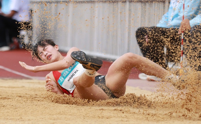 Cực xót khoảnh khắc VĐV Việt Nam chấn thương đau đớn vẫn cố giành HCĐ SEA Games, bật khóc vì nhớ con- Ảnh 4. Cực xót khoảnh khắc VĐV Việt Nam chấn thương đau đớn vẫn cố giành HCĐ SEA Games, bật khóc vì nhớ con- Ảnh 4.