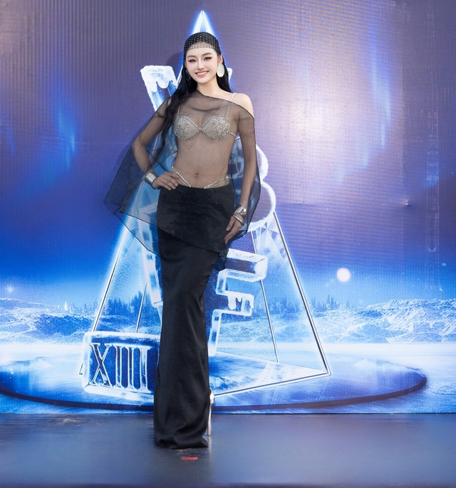 Yến Nhi lên đồ hở bạo, cặp Hoa hậu - diễn viên bị "tóm" thân thiết khác thường- Ảnh 1. Yến Nhi lên đồ hở bạo, cặp Hoa hậu - diễn viên bị "tóm" thân thiết khác thường- Ảnh 1.