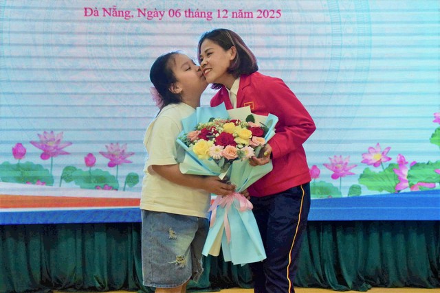 Xót xa: "Nữ hoàng đi bộ" Việt Nam tái phát chấn thương, ngất xỉu trên đường thi đấu SEA Games 33- Ảnh 2. Xót xa: "Nữ hoàng đi bộ" Việt Nam tái phát chấn thương, ngất xỉu trên đường thi đấu SEA Games 33- Ảnh 2.