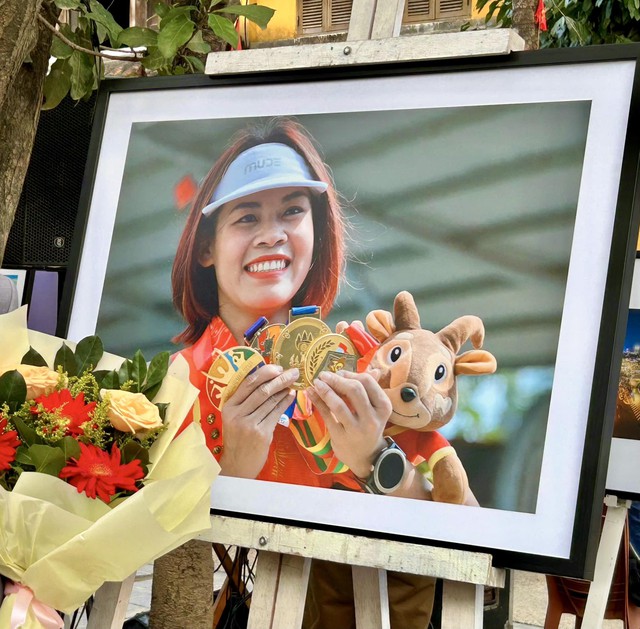 Xót xa: "Nữ hoàng đi bộ" Việt Nam tái phát chấn thương, ngất xỉu trên đường thi đấu SEA Games 33- Ảnh 1. Xót xa: "Nữ hoàng đi bộ" Việt Nam tái phát chấn thương, ngất xỉu trên đường thi đấu SEA Games 33- Ảnh 1.