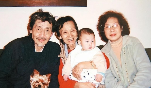 Mối quan hệ kỳ quặc nhất showbiz: “Bé ba” sẵn sàng triệt sản, còng lưng kiếm tiền vì bà cả- Ảnh 4. Mối quan hệ kỳ quặc nhất showbiz: “Bé ba” sẵn sàng triệt sản, còng lưng kiếm tiền vì bà cả- Ảnh 4.