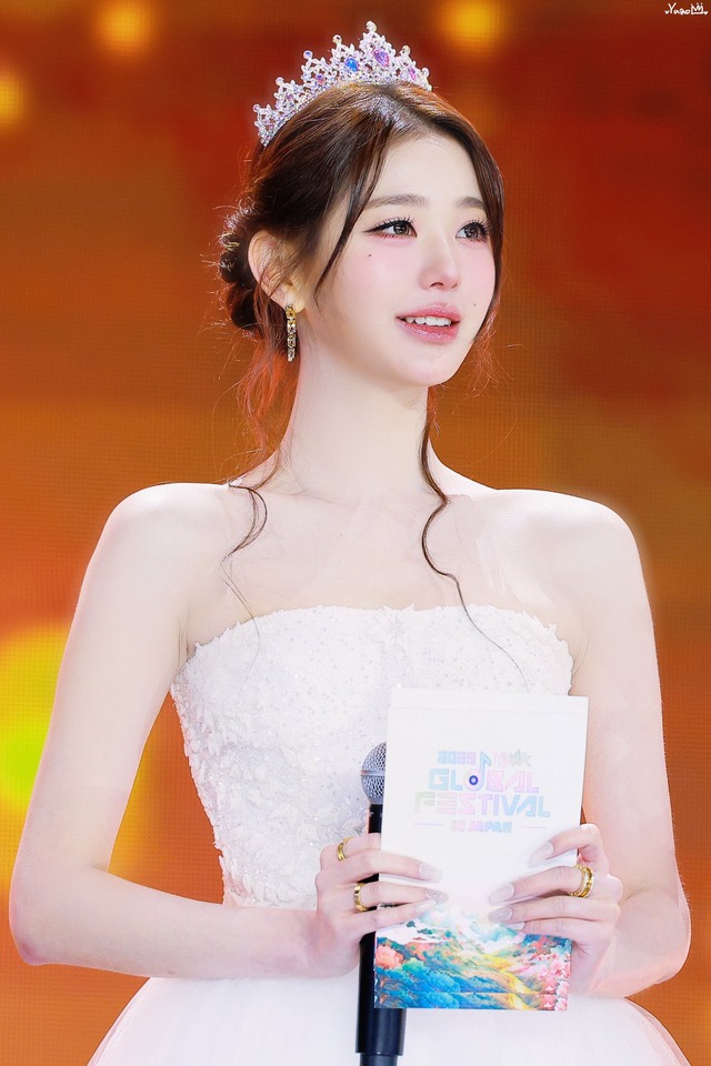 Jang Won Young chỉ nháy mắt cũng khiến triệu người muốn theo đuổi - Ảnh 4. Jang Won Young chỉ nháy mắt cũng khiến triệu người muốn theo đuổi - Ảnh 4.