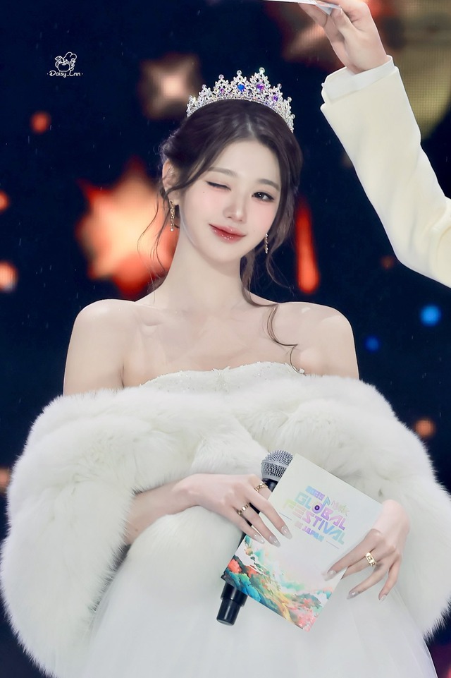 Jang Won Young chỉ nháy mắt cũng khiến triệu người muốn theo đuổi - Ảnh 6. Jang Won Young chỉ nháy mắt cũng khiến triệu người muốn theo đuổi - Ảnh 6.