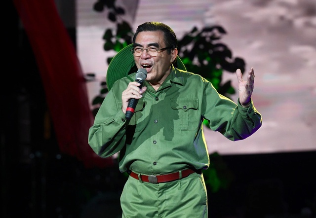 Nam NSND nổi tiếng cả nước, U80 mới công khai “nửa kia” trên truyền hình, đi diễn về đến nhà là “vợ ơi, tiền đây”- Ảnh 1. Nam NSND nổi tiếng cả nước, U80 mới công khai “nửa kia” trên truyền hình, đi diễn về đến nhà là “vợ ơi, tiền đây”- Ảnh 1.