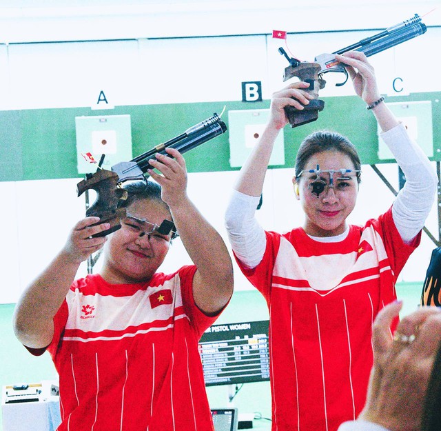 Đẳng cấp: Nữ xạ thủ xinh đẹp Trịnh Thu Vinh giành 2 HCV, phá 2 kỉ lục SEA Games chỉ trong 1 buổi sáng- Ảnh 2. Đẳng cấp: Nữ xạ thủ xinh đẹp Trịnh Thu Vinh giành 2 HCV, phá 2 kỉ lục SEA Games chỉ trong 1 buổi sáng- Ảnh 2.