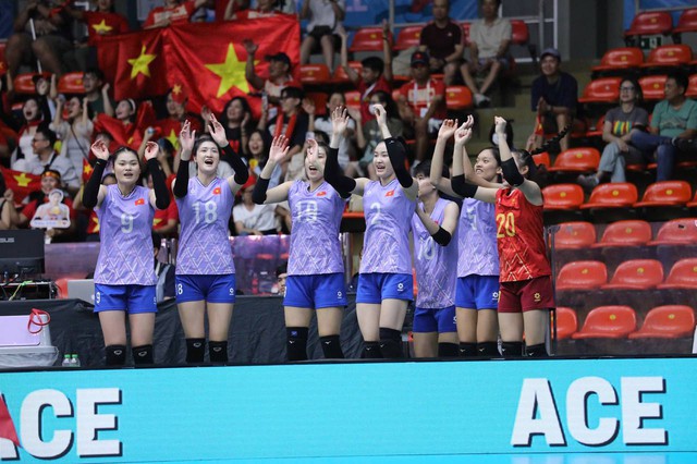 70% cơ thể là nhạc mới ra sân bóng chuyền SEA Games, VĐV vừa đập bóng vừa “quẩy” nhạc Rosé- Ảnh 3. 70% cơ thể là nhạc mới ra sân bóng chuyền SEA Games, VĐV vừa đập bóng vừa “quẩy” nhạc Rosé- Ảnh 3.