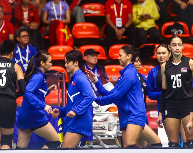 70% cơ thể là nhạc mới ra sân bóng chuyền SEA Games, VĐV vừa đập bóng vừa “quẩy” nhạc Rosé- Ảnh 7. 70% cơ thể là nhạc mới ra sân bóng chuyền SEA Games, VĐV vừa đập bóng vừa “quẩy” nhạc Rosé- Ảnh 7.