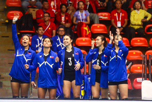 70% cơ thể là nhạc mới ra sân bóng chuyền SEA Games, VĐV vừa đập bóng vừa “quẩy” nhạc Rosé- Ảnh 8. 70% cơ thể là nhạc mới ra sân bóng chuyền SEA Games, VĐV vừa đập bóng vừa “quẩy” nhạc Rosé- Ảnh 8.