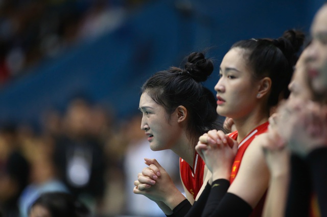 Bóng chuyền nữ Việt Nam thua "nghiệt ngã" ở SEA Games, HLV Nguyễn Tuấn Kiệt: “Đây là đất Thái Lan nên tôi phải chịu"- Ảnh 1. Bóng chuyền nữ Việt Nam thua "nghiệt ngã" ở SEA Games, HLV Nguyễn Tuấn Kiệt: “Đây là đất Thái Lan nên tôi phải chịu"- Ảnh 1.