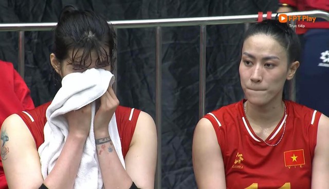 Cận cảnh pha bóng nghiệt ngã nhất SEA Games khiến bóng chuyền nữ Việt Nam mất HCV, netizen tranh cãi: Bóng trong hay ngoài?- Ảnh 4. Cận cảnh pha bóng nghiệt ngã nhất SEA Games khiến bóng chuyền nữ Việt Nam mất HCV, netizen tranh cãi: Bóng trong hay ngoài?- Ảnh 4.
