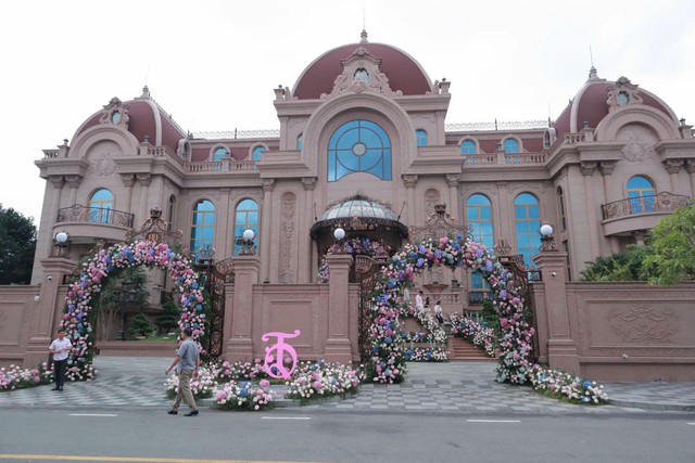 Đám cưới hé lộ dinh thự "khủng" nhất Phan Thiết - cô dâu là ái nữ tập đoàn nghìn tỷ kín tiếng nhất Việt Nam- Ảnh 1. Đám cưới hé lộ dinh thự "khủng" nhất Phan Thiết - cô dâu là ái nữ tập đoàn nghìn tỷ kín tiếng nhất Việt Nam- Ảnh 1.