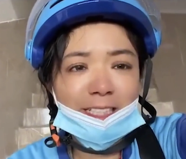 Nhận đơn giao hàng 63k cho 2 bao gạo, nữ shipper bật khóc giữa đường khi chứng kiến những gì mình thật sự phải làm- Ảnh 1. Nhận đơn giao hàng 63k cho 2 bao gạo, nữ shipper bật khóc giữa đường khi chứng kiến những gì mình thật sự phải làm- Ảnh 1.