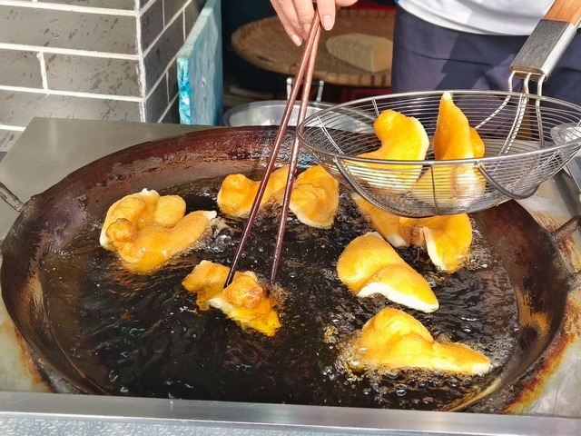 Chỉ 5.000 đồng/cái, món bánh "đế giày" giòn rụm, ngỡ ngàng khi biết nguyên liệu lại quen thuộc đến thế này!- Ảnh 1.