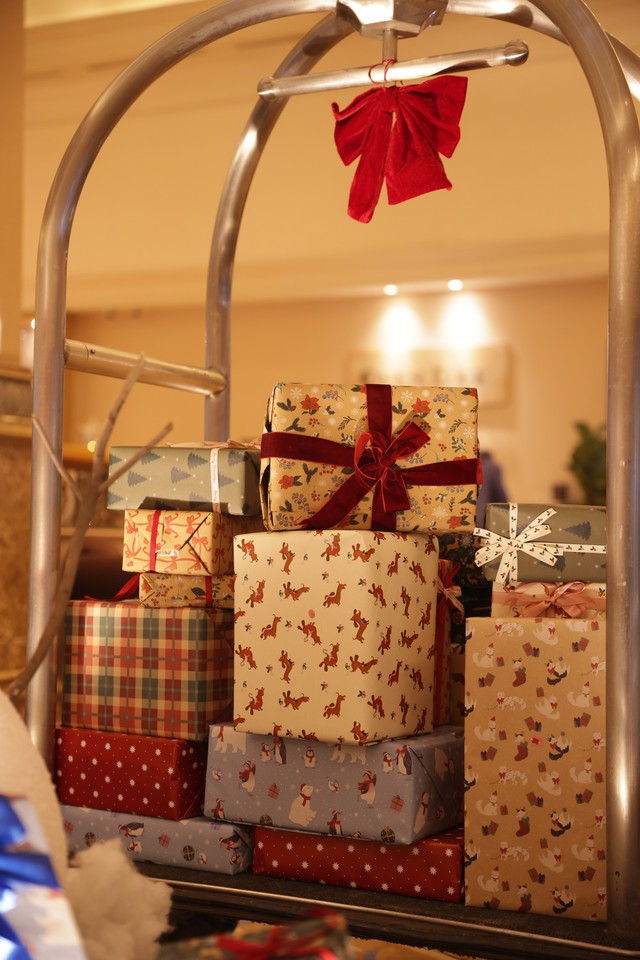 Một món quà hai niềm vui: Hoạt động Giáng sinh ý nghĩa tại Sheraton Hà Nội- Ảnh 2. Một món quà hai niềm vui: Hoạt động Giáng sinh ý nghĩa tại Sheraton Hà Nội- Ảnh 2.