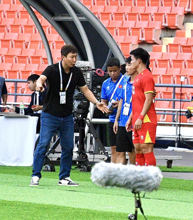 Nam thần 2k3 ăn mừng như Ronaldo, nói 1 câu cực ý nghĩa khi ghi bàn giúp U22 Việt Nam vào chung kết SEA Games- Ảnh 2.